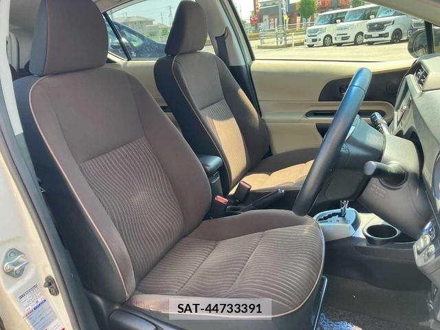 Toyota AQUA 2013 8682984-4