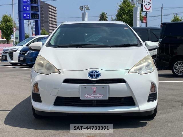 Toyota AQUA 2013 8682984-6