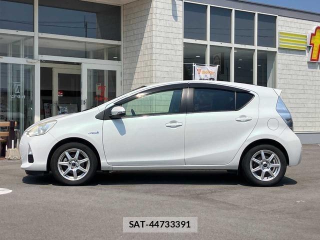 Toyota AQUA 2013 8682984-7