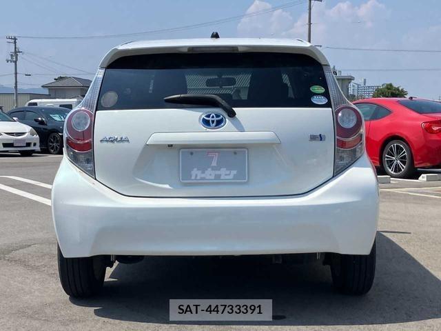 Toyota AQUA 2013 8682984-8