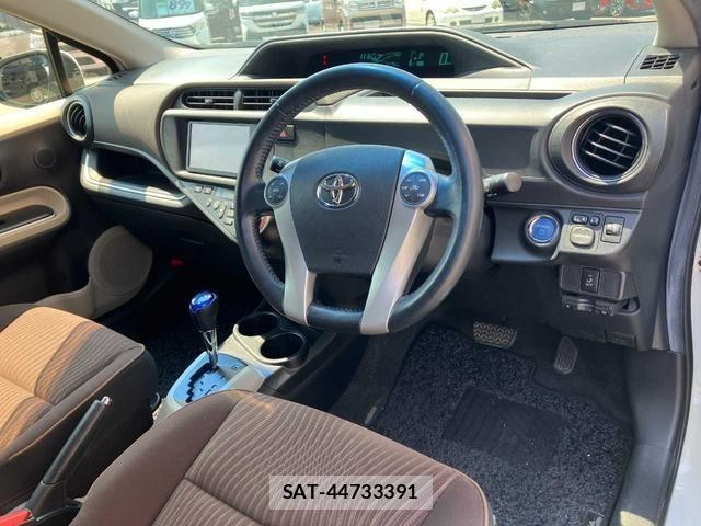 Toyota AQUA 2013 8682984-9