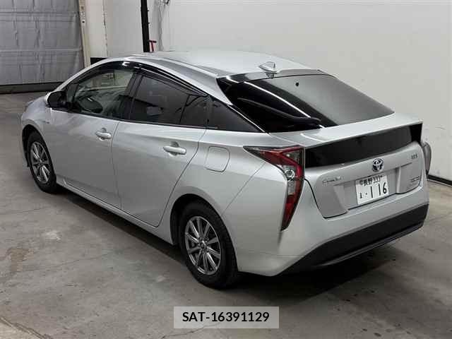 Toyota PRIUS 2016 8911382-1