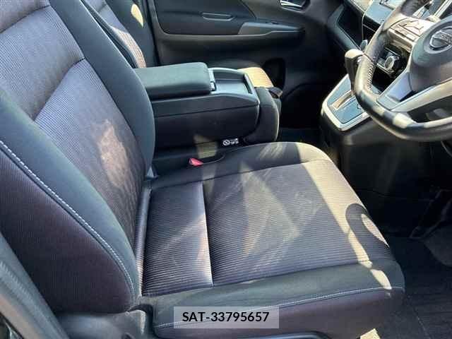Nissan SERENA 2017 8921169-7