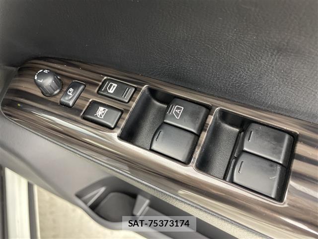Nissan ELGRAND 2019 8909078-6