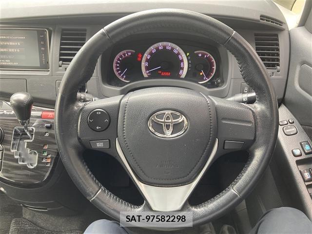 Toyota ISIS 2013 8947830-1