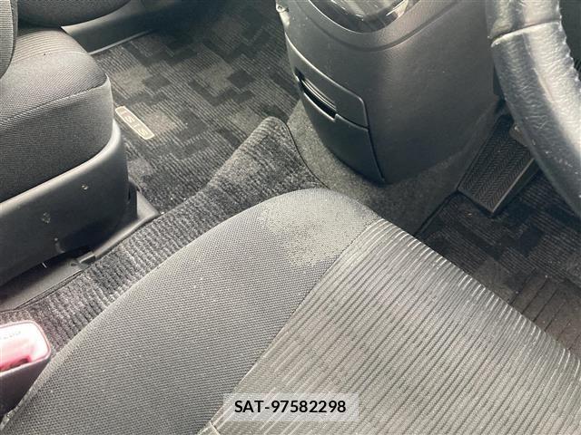 Toyota ISIS 2013 8947830-10