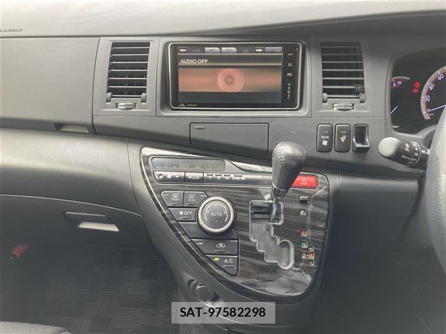 Toyota ISIS 2013 8947830-11