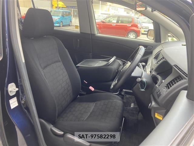 Toyota ISIS 2013 8947830-12