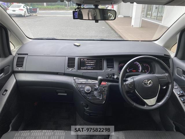 Toyota ISIS 2013 8947830-16