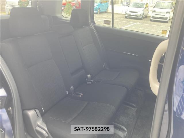 Toyota ISIS 2013 8947830-22