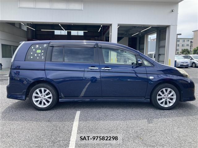 Toyota ISIS 2013 8947830-23