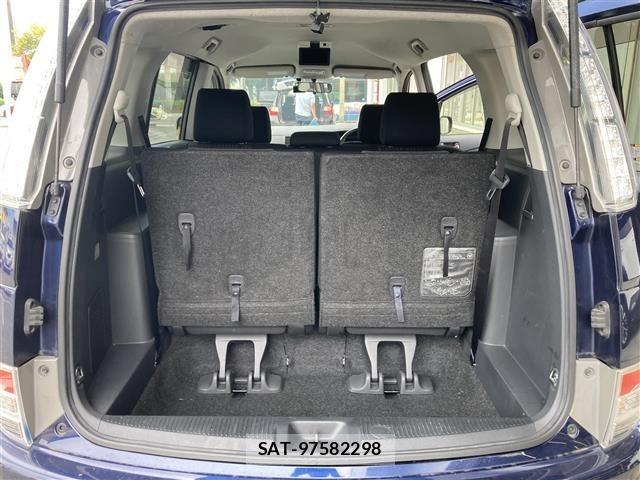 Toyota ISIS 2013 8947830-4