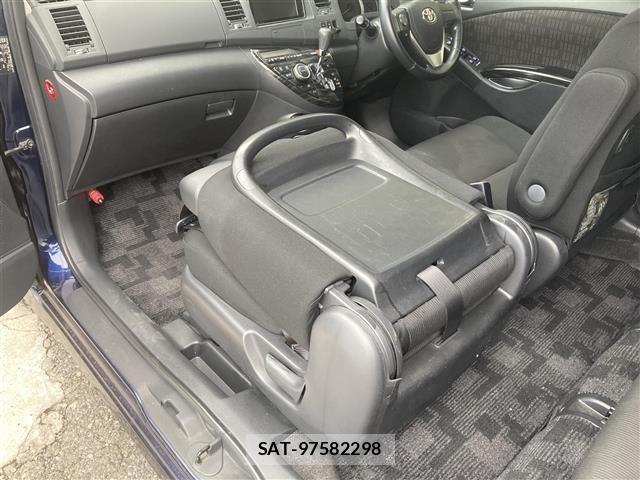 Toyota ISIS 2013 8947830-6