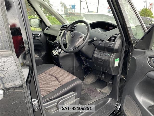 Nissan SERENA 2015 8926040-12