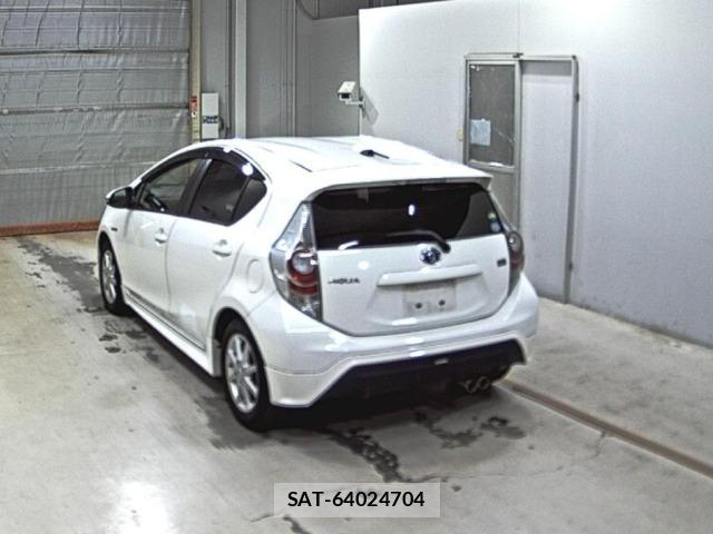 Toyota AQUA 2013 8705919-1