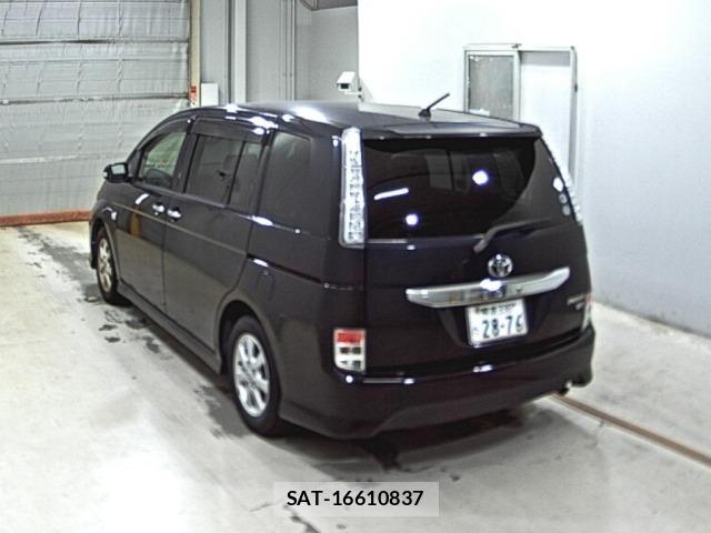 Toyota ISIS 2012 8707682-1