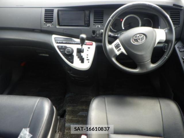 Toyota ISIS 2012 8707682-3