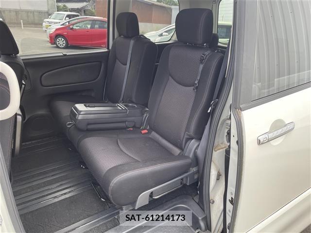 Nissan SERENA 2013 8926359-4