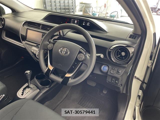 Toyota AQUA 2018 8705617-1