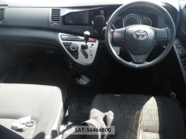 Toyota ISIS 2013 8825621-3