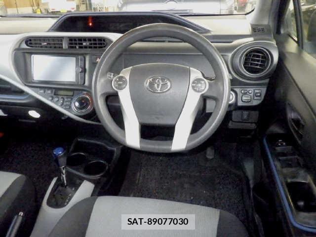Toyota AQUA 2013 8704712-3