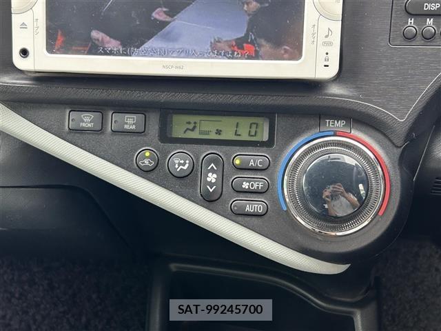 Toyota AQUA 2013 8705662-21