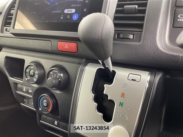 Toyota HIACE VAN 2026 8910538-18