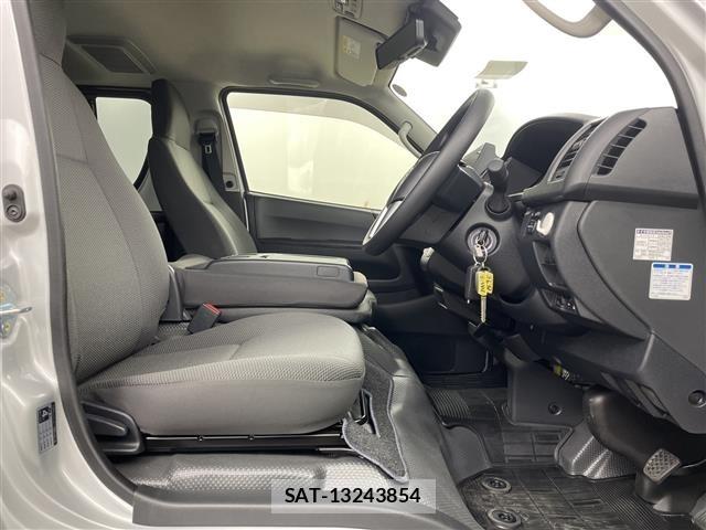 Toyota HIACE VAN 2026 8910538-6