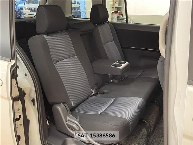 Toyota ISIS 2016 8947885-10