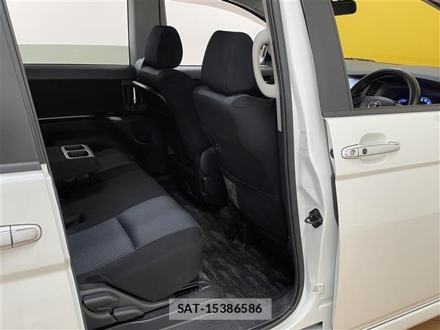 Toyota ISIS 2016 8947885-11