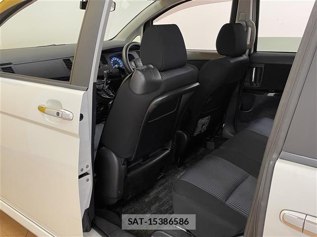 Toyota ISIS 2016 8947885-12