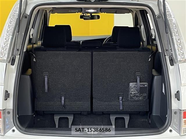 Toyota ISIS 2016 8947885-2