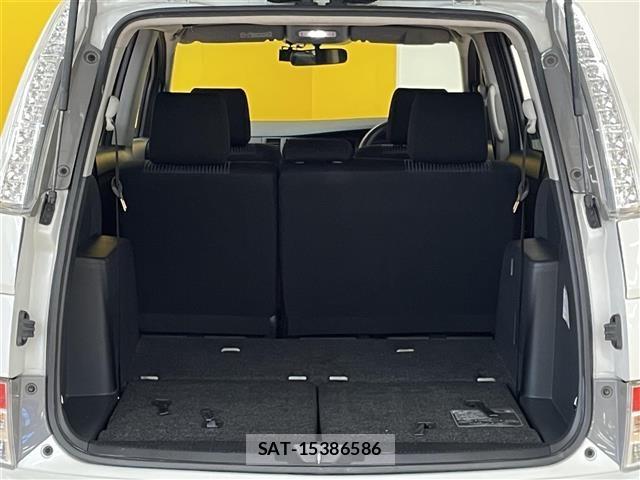 Toyota ISIS 2016 8947885-4