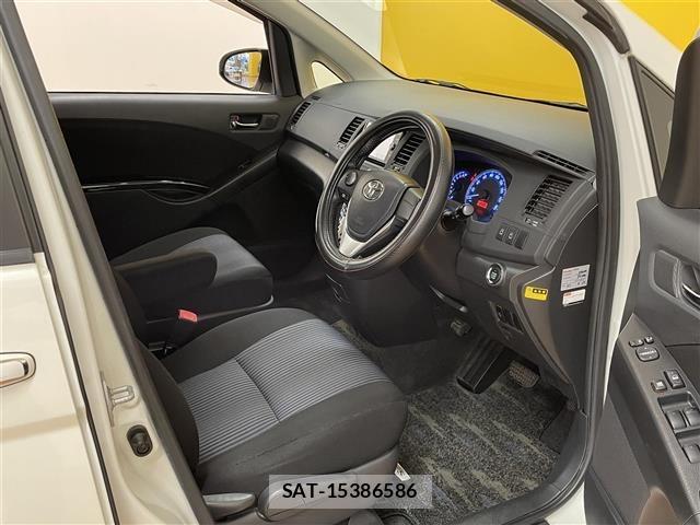Toyota ISIS 2016 8947885-9