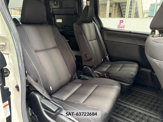 Toyota NOAH 2017 8683572-9