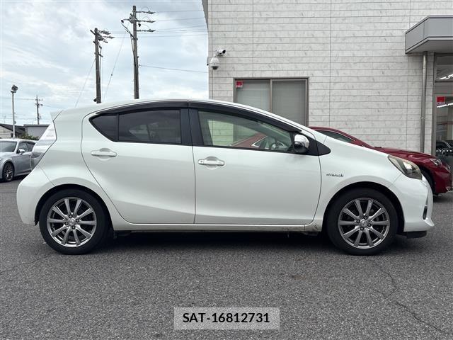 Toyota AQUA 2013 8705761-1