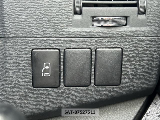 Toyota ISIS 2012 8947886-8