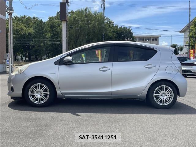 Toyota AQUA 2013 8705802-4