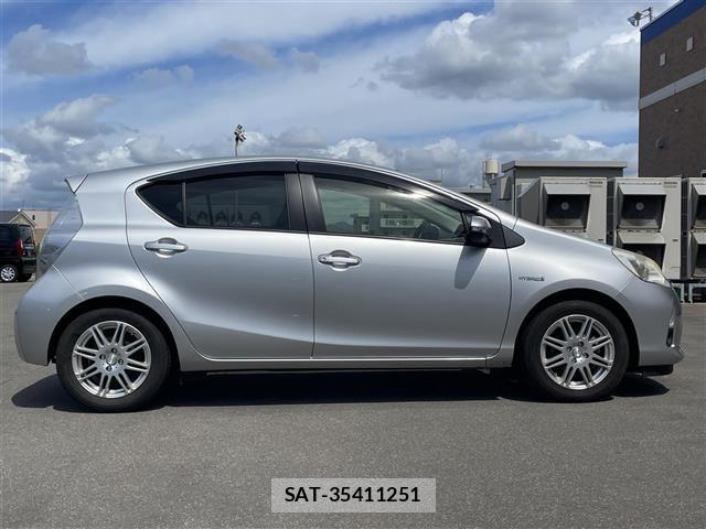 Toyota AQUA 2013 8705802-6