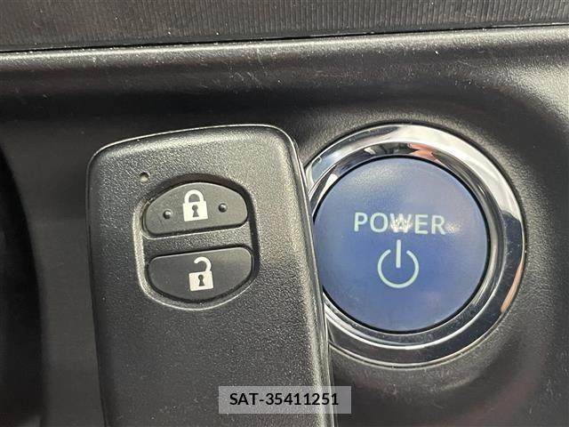 Toyota AQUA 2013 8705802-7