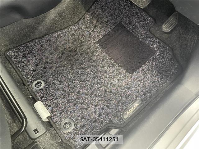 Toyota AQUA 2013 8705802-8