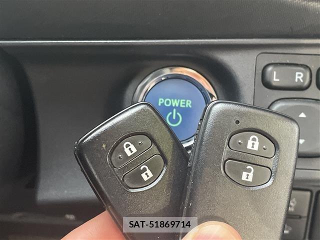 Toyota AQUA 2017 8705818-19