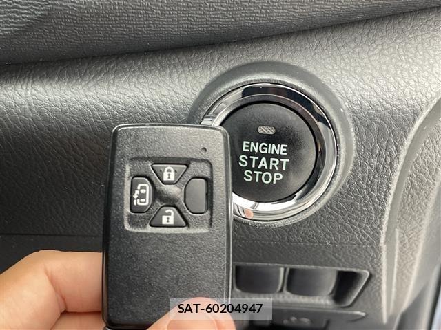 Toyota ISIS 2013 8947901-1