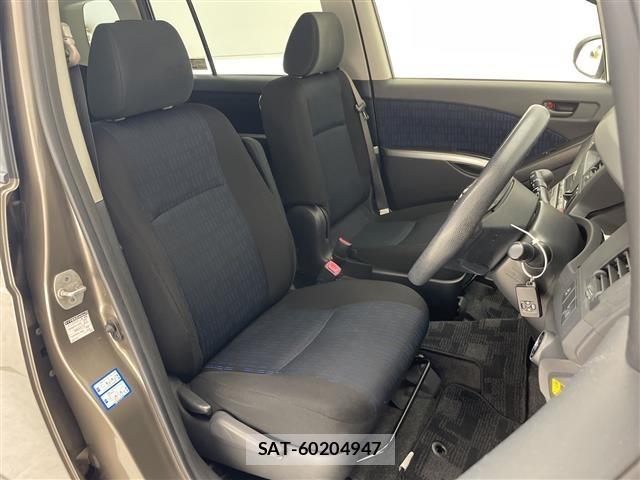 Toyota ISIS 2013 8947901-10