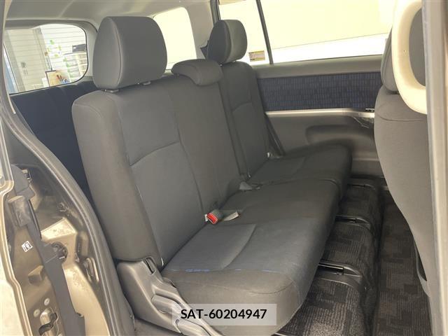 Toyota ISIS 2013 8947901-11