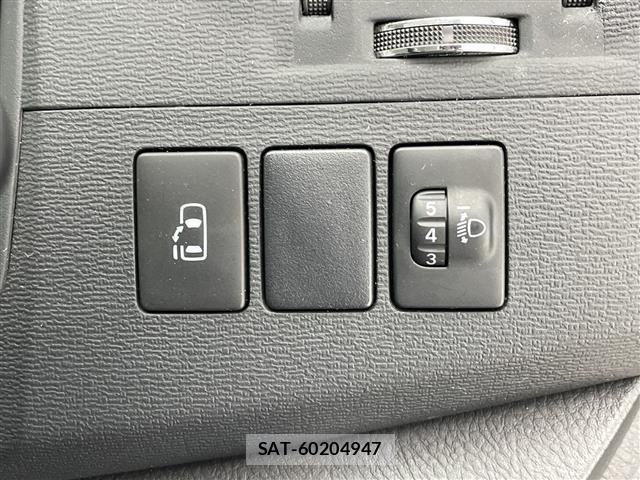 Toyota ISIS 2013 8947901-19