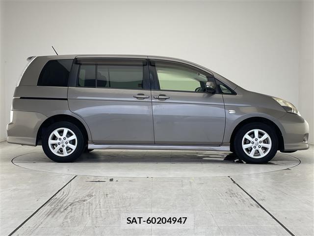 Toyota ISIS 2013 8947901-2