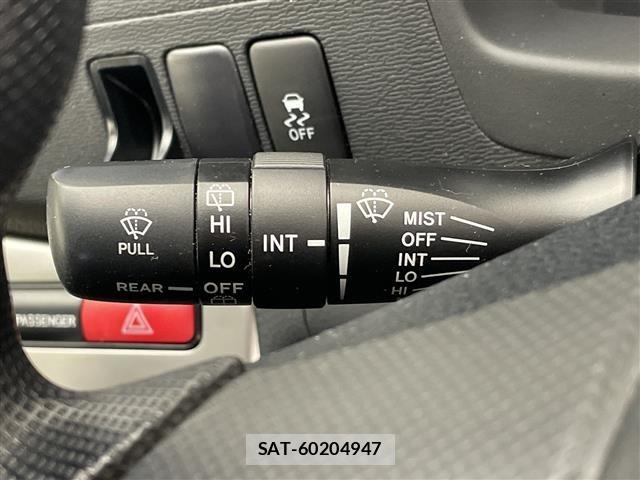 Toyota ISIS 2013 8947901-6