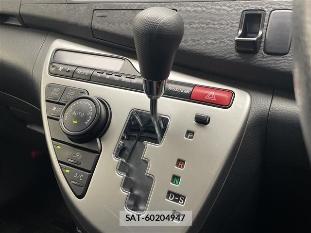 Toyota ISIS 2013 8947901-8