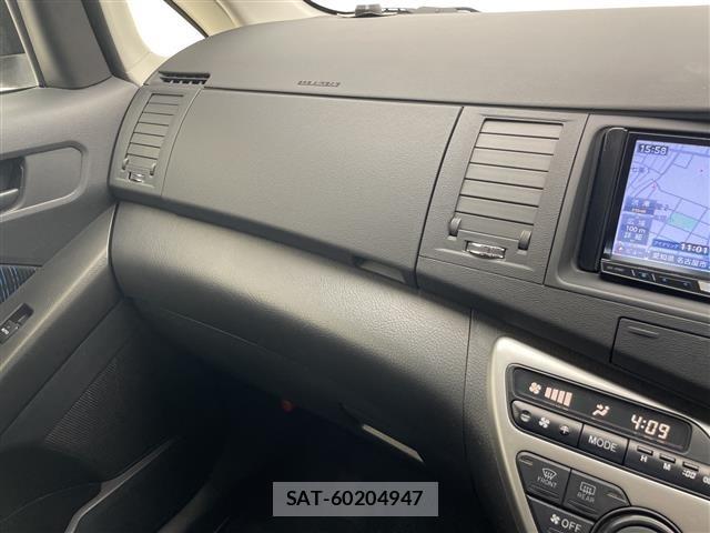 Toyota ISIS 2013 8947901-9